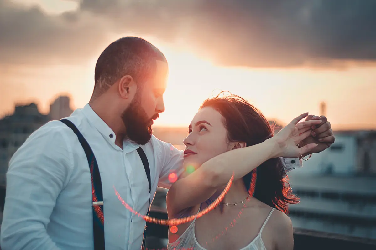 pasangan jatuh cinta