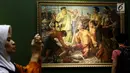 Seorang pria melihat persiapan pameran lukisan koleksi Istana yang sudah di pajang di Galeri Nasional, Jakarta, Senin (31/7). Pameran lukisan tersebut akan di buka untuk umum pada tagal 2 Agustus 2017 mendatang. (Liputan6.com/Angga Yuniar)