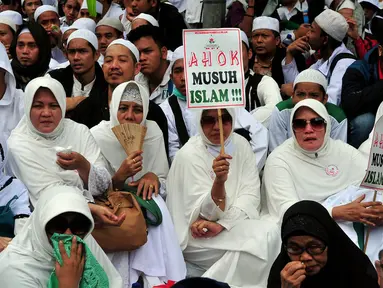 Ribuan anggota Front Pembela Islam (FPI) kembali berunjuk rasa di Gedung DPRD DKI Jakarta, Senin (10/11/2014). (Liputan6.com/Johan Tallo)  