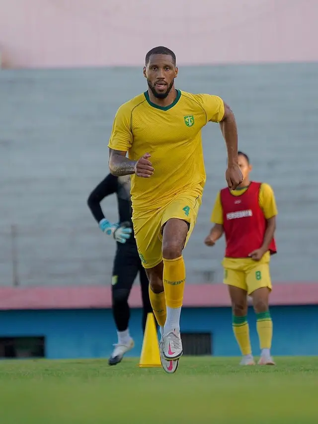 6 Potret Alie Sesay Latihan Bersama Persebaya, Bek Asing Tangguh