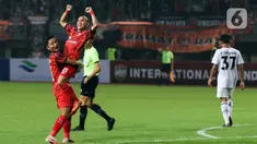 Pemain Persija Jakarta Riko Simanjuntak (kedua kiri) melakukan selebrasi usai mencetak gol ke gawang Ratchaburi FC pada laga persahabatan di Stadion Patriot Candrabhaga, Bekasi, Jawa Barat, Minggu (25/6/2023). Persija Jakarta berhasil menang 1-0 atas klub Thailand tersebut. (Liputan6.com/Herman Zakharia)