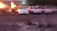 Dua jenazah tergeletak di area parkir akibat serangan bom bunuh diri di dekat Masjid Nabawi Arab Saudi, Senin (4/7). Pelaku meledakkan diri ketika aparat keamanan tengah berbuka puasa. (Facebook.com/Haramain)