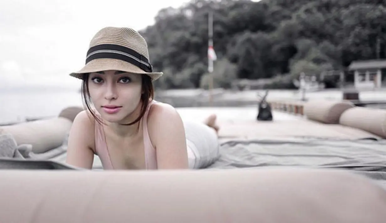 Seperti dalam foto ini yang diunggah Niki pada 18 Juni 2017 lalu. Tampil memakai tanktop dan topinya, Niki terlihat seksi. Terlebih pose berfotonya yang sambil tengkurap, saat itu sepertinya Niki berada di tepi pantai. (Instagram/nikitawillyofficial94)