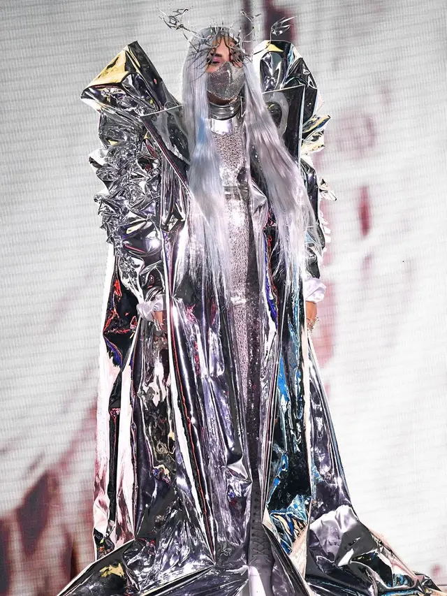 7 Gaya Nyentrik Lady Gaga Gunakan Masker di MTV VMA 2020, Curi Perhatian