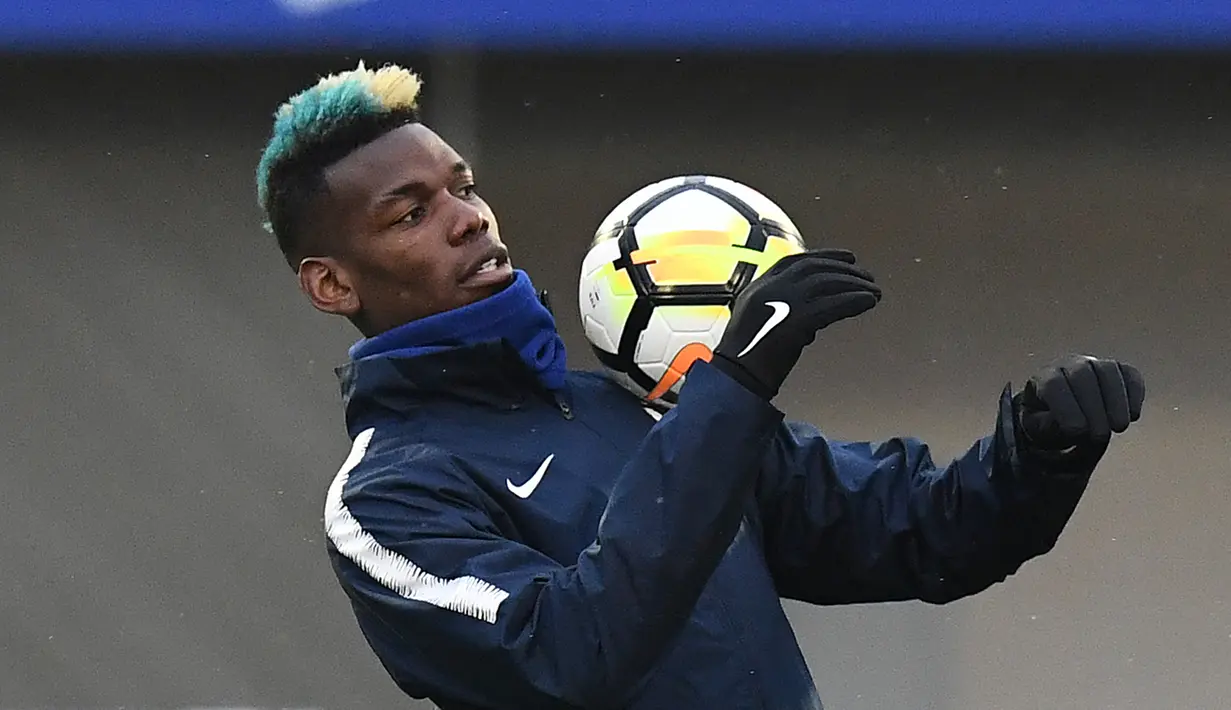 Gelandang Prancis Paul Pogba mengendalikan bola saat mengikuti sesi latihan di Clairefontaine-en-Yvelines, Paris (19/3). Pogba bersama timnas Prancis melakukan latihan jelang pertandingan persahabatan. (AFP Photo/Franck Fife)