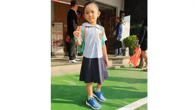 7 Momen Seleb Antar Anak di Hari Pertama Masuk Sekolah