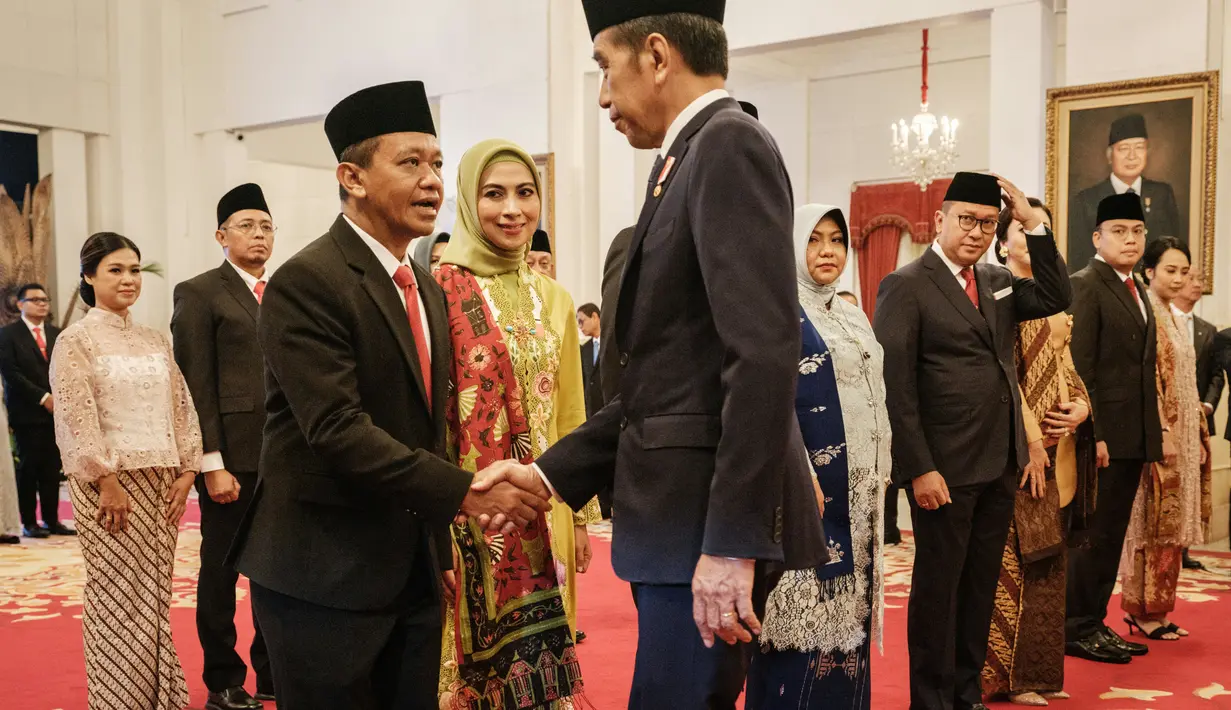 Presiden Joko Widodo (kanan) menyalami pejabat baru Menteri ESDM Bahlil Lahadalia  yang selesai dilantik di Istana Negara, Jakarta, Senin (19/8/2024). (Yasuyoshi CHIBA / AFP)