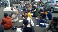 Para orang menjemputnya anaknya yang tergabung dalam geng Jakarta Allstar, ditangkap polisi karena melakukan SOTR di Pasar Minggu, Jakarta Selatan. (Merdeka.com)