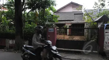 Salah satu perusahaan pemenang tender pengadaan uninterruptible power supply (UPS) untuk SMAN 2 Jakarta, PT Barkanatas Dharma ternyata adalah sebuah rumah tak berpenghuni. Foto diambil pada Minggu (1/3/2015). (Liputan6.com/Herman Zakharia)