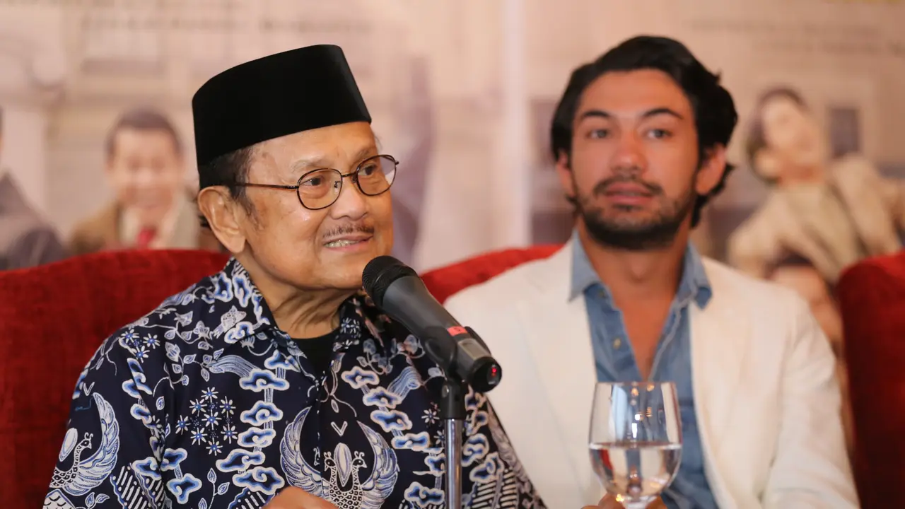 [Bintang] Syukuran Kemenangan Reza Rahadian dan Tya Subijakto