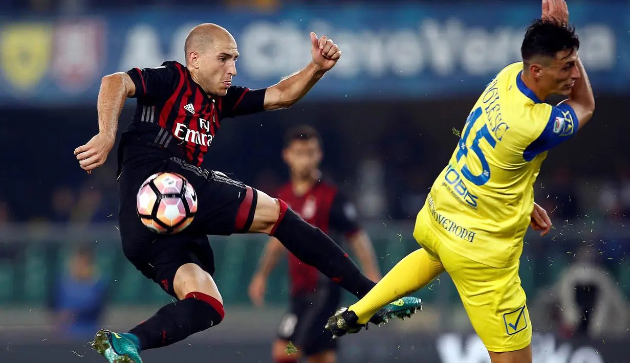 Bek AC Milan, Gabriel Paletta, berebut bola dengan penyerang Chievo, Roberto Inglese, pada laga Serie A di Stadion Bentegodi, Verona, Minggu (16/10/2016). Milan menang 3-1 atas Chievo. (Reuters/Alessandro Garofalo)