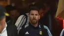 Ekspresi Lionel Messi saat tiba di sebuah hotel di Guayaquil, Ekuador (8/10). Di laga terakhir Argentina harus menang di markas Ekuador untuk mengamankan tempat di Piala Dunia tahun depan. (AFP Photo/Rodrigo Beundia)