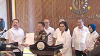 Konferensi pers pertemuan Menteri Keuangan Sri Mulyani dan Jaksa Agung Burhanuddin, Senin (18/3/2024). (Foto: Merdeka/Siti RA)
