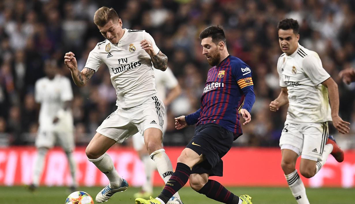 Lionel Messi melakukan operan pendek pada laga semfinal Copa Del Rey yang berlangsung di stadion Santiago Bernabeu, Madrid, Kamis (28/2). Barcelona menang 3-0 atas Real Madrid. (AFP/Oscar Del Pozo)