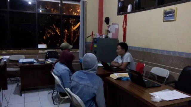 Pasutri tersangka adegan ranjang secara live kepada sejumlah ABG di Tasikmalaya tengah melakukan pemeriksaan di depan penyidik