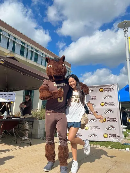 Beby Tsabina melanjutkan pendidikan di Haworth College of Business, Western Michigan University. (Instagram/bebytsabina).