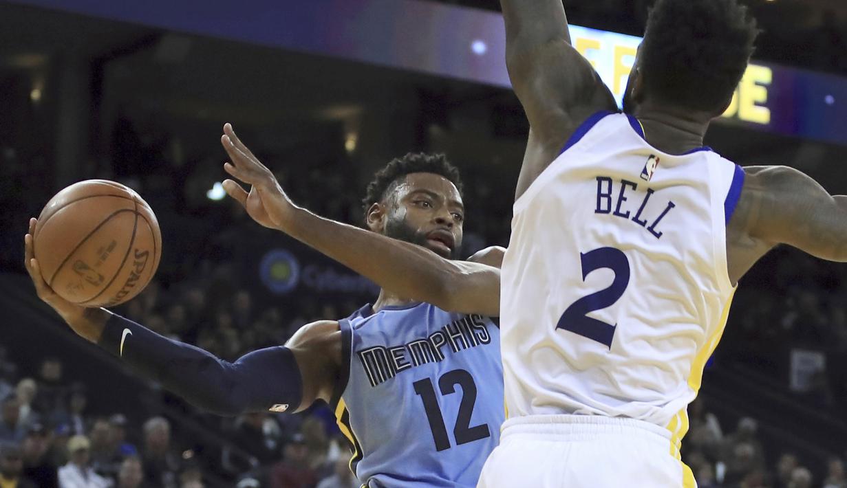 Pemain Memphis Grizzlies,Tyreke Evans (kiri) berusaha memberikan umpan saat dibayangi pemain Warriors, Jordan Bell pada laga NBA basketball games di ORACLE Arena, Oakland (20/12/2017). Warriors menang 97-84. (AP/Ben Margot)