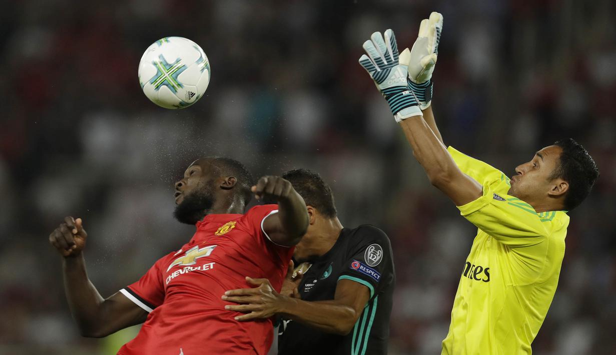 Bek Manchester United, Romelu Lukaku, duel udara dengan bek Real Madrid, Raphael Varane,  pada laga Piala Super Eropa di Stadion Philip II, Skopje, Selasa (8/8/2017). Real Madrid menang 2-1 atas Manchester United. (AP/Thanassis Stavrakis)