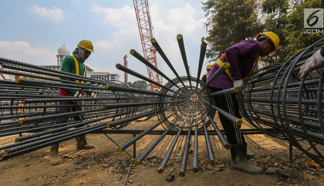 Pekerja merangkai besi baja untuk proyek renovasi Masjid Istiqlal, Jakarta, Rabu (17/7/2019). Proyek renovasi Masjid Istiqlal yang dikerjakan PT Waskita Karya dengan nilai kontrak keseluruhan sebesar Rp 465.300.998.000 proses pengerjaannya baru mencapai 2,1 persen. (Liputan6.com/Fery Pradolo)