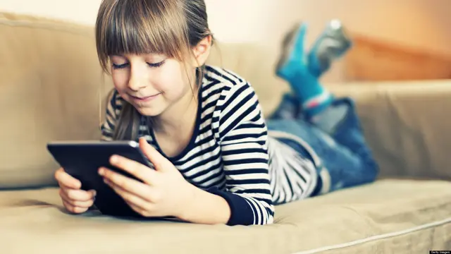 Anak bermain gadget