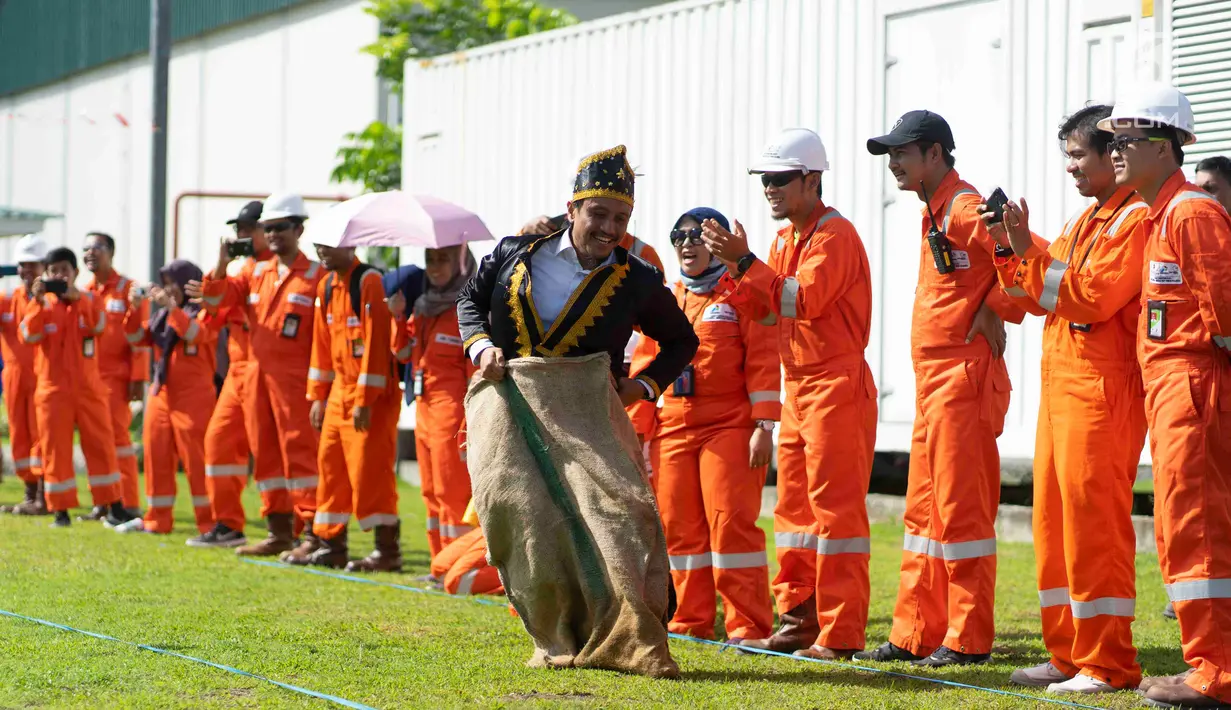 Karyawan mengikuti lomba balap karung dalam rangka HUT ke-74 RI di kilang JOB Pertamina-Medco E&P Tomori Sulawesi, Sabtu (17/8/2019). Perlombaan yang digelar di lokasi produsen hulu pasokan gas tersebut bertujuan meningkatkan keakraban serta rasa cinta tanah air. (Liputan6.com/Immanuel Antonius)