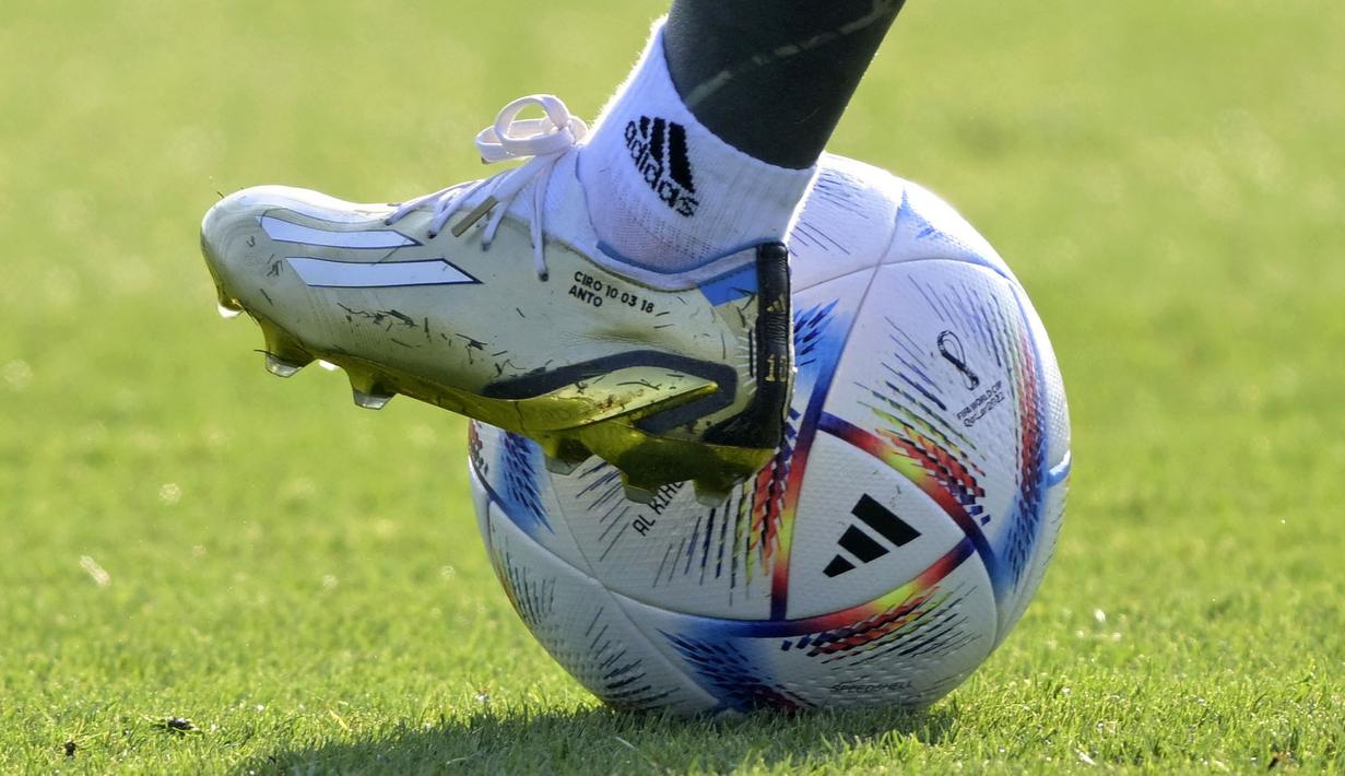 <p>Uniknya, ia juga mengukir nama istri beserta anak-anaknya. Di sepatu kanan, Tertulis 'Thiago 02 11 12' dan 'Mateo 11 09 15' yang berarti anak pertama Thiago Messi Roccuzzo yang lahir pada 02 November 2012 dan anak kedua Mateo Messi Roccuzzo yang lahir pada 11 September 2015. Sementara, di sepatu kirinya tertulis 'Ciro 10 03 18' dan 'Anto' yang berarti anak ketiga Ciro Messi Roccuzzo yang lahir pada 10 Maret 2018 dan nama istrinya Antonella Ruccuzzo. (AFP/Juan Mabromata)</p>