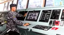 Awak KRI Semarang-594 mengecek ruang navigasi saat sandar di dermaga 203, Jakarta, Jumat (15/3). Kapal ini dibuat PT PAL dengan total biaya Rp 736 miliar. Pembuatan kapal perang RS tersebut dituntaskan selama 23 bulan. (Liputan6.com/Helmi Fithriansyah)