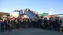 Skuat Iran melakukan foto bersama saat tigba di Moskow Vnukovo airport, (5/6/2018). Iran berada satu grup dengan Spanyol, Portugal, dan Maroko.  (AP/Alexander Zemlianichenko)
