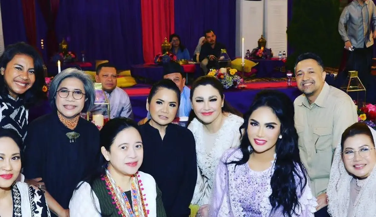 Perayaan ulang tahun dihadiri tokoh-tokoh ternama seperti Puan Maharani hingga Vina Panduwinata. KD pun mengaplikasikan lipstik pink terang.  [@krisdayantilemos]