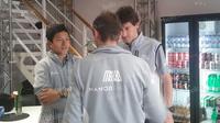 Rio Haryanto berbincang dengan kru Manor Racing seusai latihan bebas kedua F1 GP Spanyol di Sirkuit Catalunya, Spanyol, Jumat (13/5/2016). (Bola.com/Reza Khomaini)