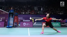 Tunggal putri Indonesia, Fitriani mengembalikan kok ke arah pemain India, Saina Nehwal di babak 16 besar Bulutangkis Tunggal Putri Asian Games 2018 di Istora Kompleks GBK, Sabtu (25/8). Fitriani menyerah 6-21, 14-21. (Liputan6.com/Helmi Fithriansyah)
