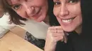 Seperti hubungan anak dan ibu pada umumnya, Sophia Latjuba juga tidak lupa untuk selfie bersama sang ibu nih. (Liputan6.com/IG/@sophia_latjuba88)