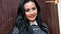 Tapi dalam sinetron yang dibintanginya, ABG Jadi Manten, Shinta Bachir kembali melepas hijabnya, Jakarta Selatan, Senin (21/4/2014) (Liputan6.com/Panji Diksana).