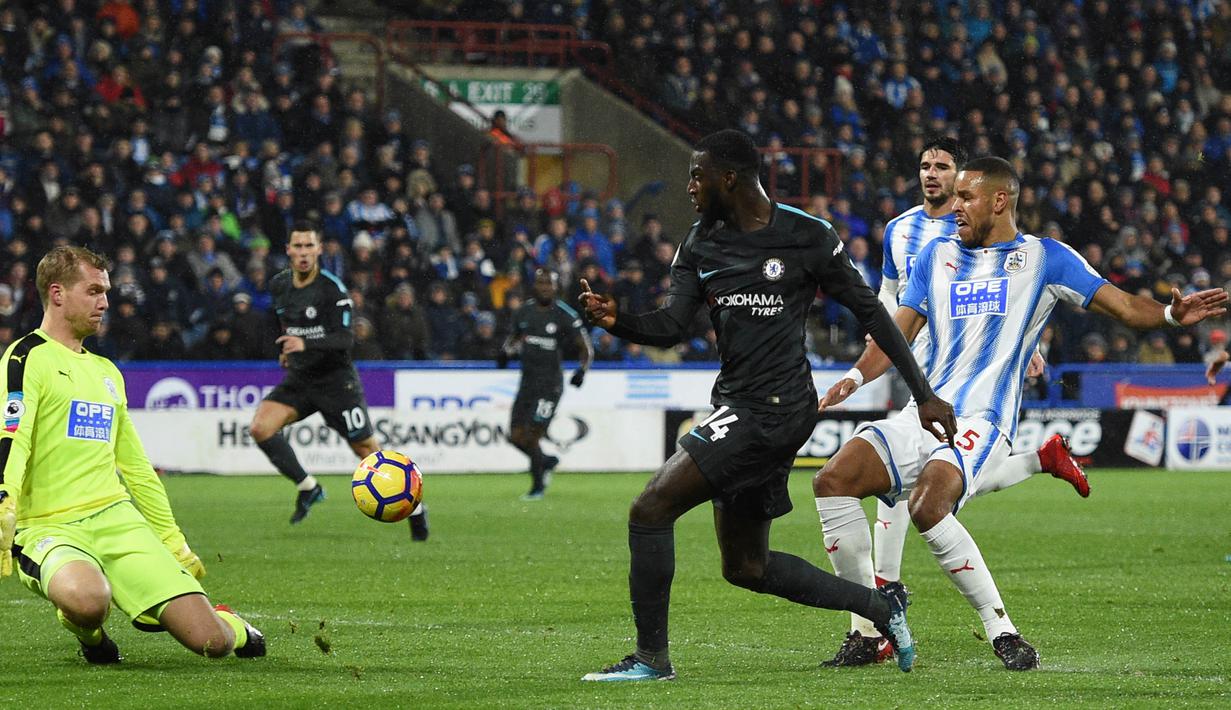 Proses terjadinya gol yang dicetak gelandang Chelsea, Tiemoue Bakayoko, ke gawang Huddersfield pada laga Premier League di Stadion John Smith, Huddersfield, Selasa (12/12/2017). Huddersfield kalah 1-3 dari Chelsea. (AFP/Oli Scarff)