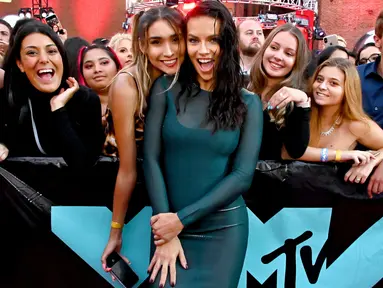 Model Adriana Lima berpose setibanya menghadiri MTV Video Music Awards 2019 di Prudential Center, Newark, New Jersey, Senin (26/8/2019). Kehadiran Adriana Lima di red carpet menjadi sorotan lantaran mengenakan baju renang di ajang penghargaan musik tersebut (Astrid Stawiarz/Getty Images for MTV/AFP)