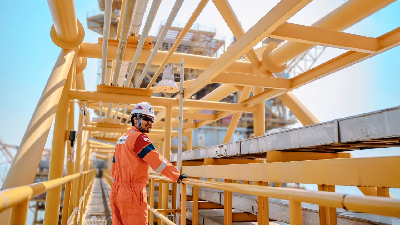 Pekerja PT Saka Energi Indonesia (SAKA).