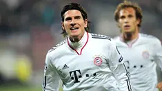 Striker Bayern Muenchen Mario Gomez menciptakan hat-trick untuk kemenangan timnya ketika bertandang ke CFR Cluj pada pertandingan Liga Champions, 3 November 2010. AFP PHOTO/DANIEL MIHAILESCU
