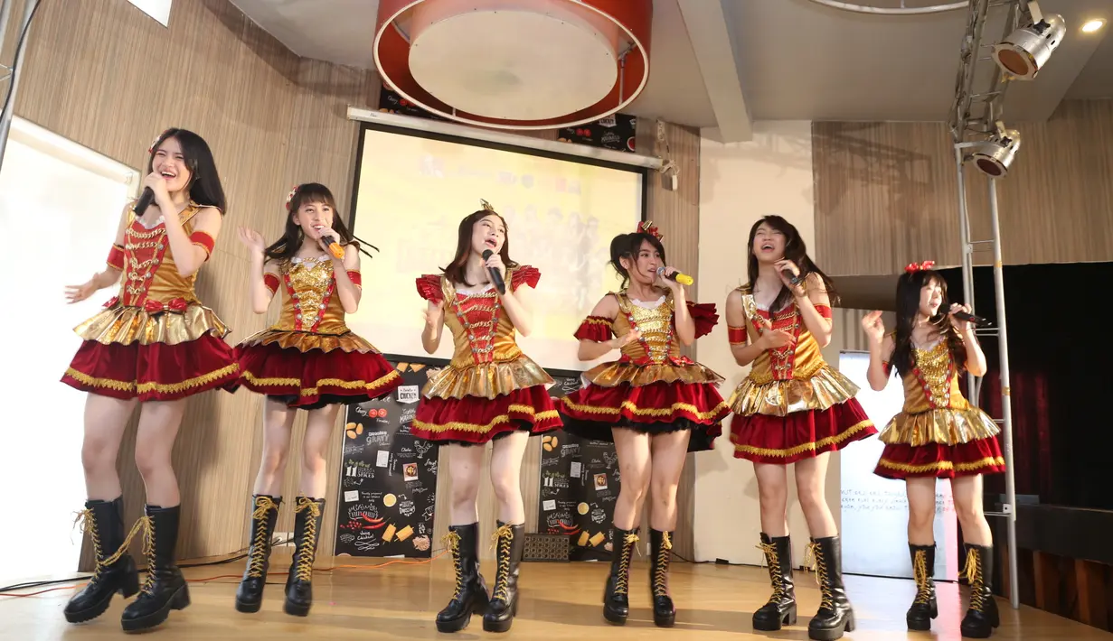 "Sebanyak-banyaknya sih bisa tembus 800ribu kopi, mudah-mudahan bisa lebih bisa kaya Noah, Agnes Monica dan lain-lain yang bisa 2 jutaan," harap Melody. (Nurwahyunan/Bintang.com)