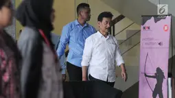 Bupati Solok Selatan Muzni Zakaria (kanan) usai menjalani pemeriksaan di Gedung KPK, Jakarta, Kamis (5/9/2019). Muzni Zakaria diperiksa sebagai tersangka terkait kasus dugaan korupsi pengadaan barang dan jasa di Kabupaten Solok Selatan. (merdeka.com/Dwi Narwoko)