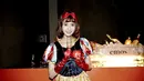 Selebritis Korea Yoona Lim juga pernah mengenakan kostum Snow White. Lengkap dengan sarung tangan merah dan pita di kepalanya. [@yoona_lim]