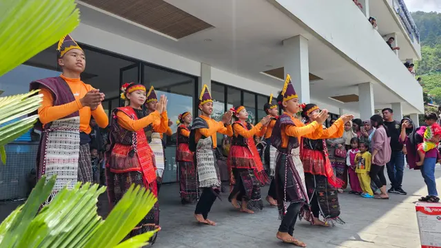 Seni Tari di Pelabuhan Tigaras Hibur Pengunjung Libur Lebaran yang Akan ...