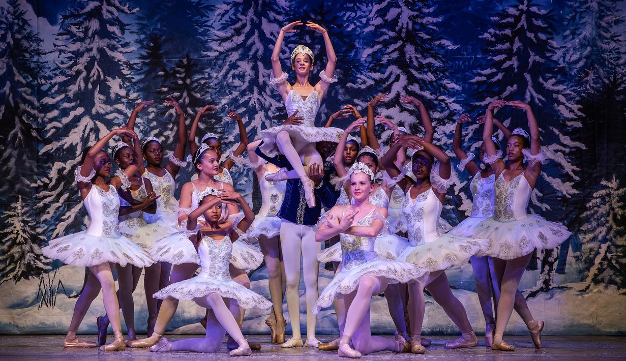 Para anggota Dance Centre Kenya (DCK) saat tampil dalam pementasan balet bertema 'Nutcracker' di Teater Nasional Kenya di Nairobi pada tanggal 2 Desember 2023. (LUIS TATO/AFP)