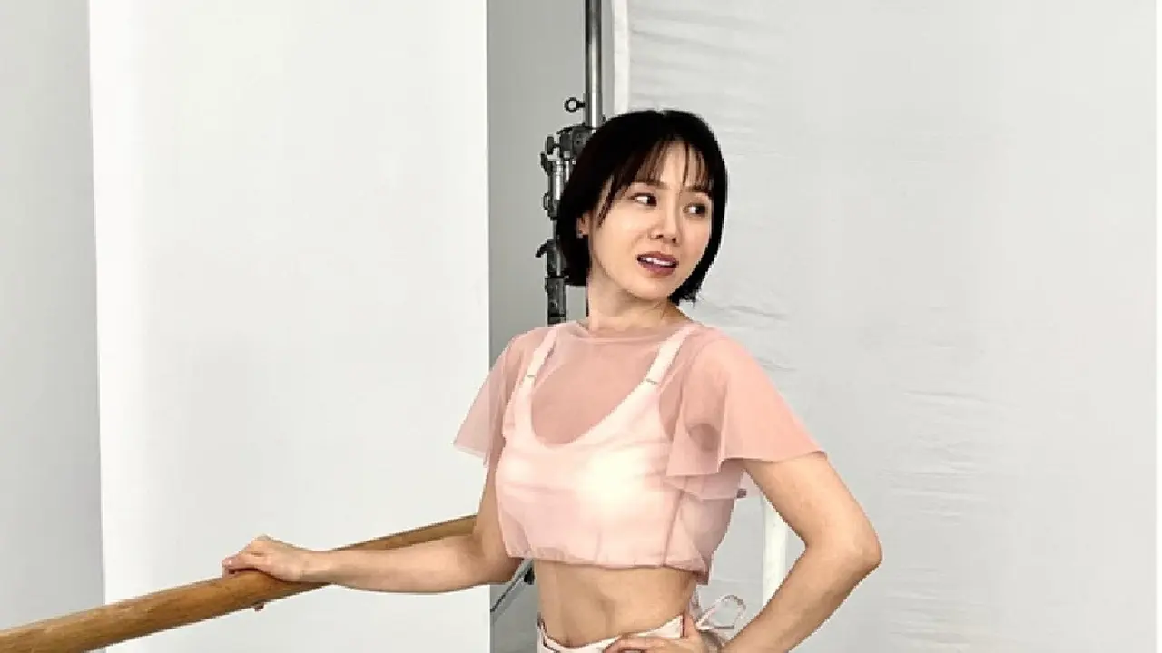 Potret Son Ye Jin Pamer Perut Rata dan Pinggang Ramping Saat Pakai Crop Top Pink