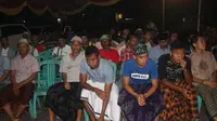 Para pemain Madura United ramai-ramai sarungan saat syukuran mes baru di Bangkalan. (Bola.com/Robby Firly)
