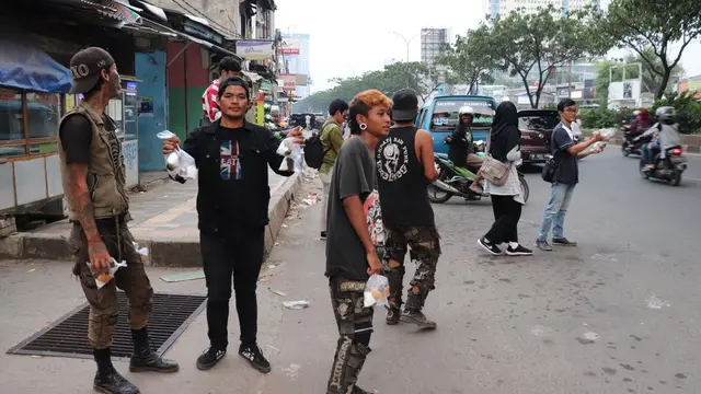 Meski Bertampang Sangar, Anak Punk Ini Lakukan Kegiatan Sosial yang Bikin Salut