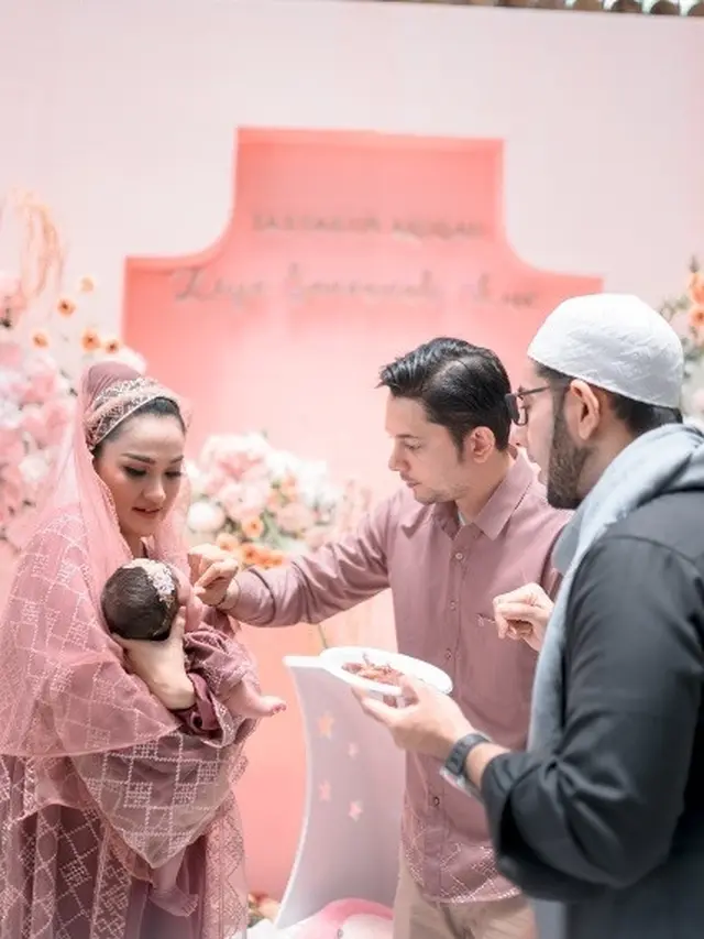 7 Potret Tengku Dewi Putri Gelar Akikah Untuk Baby Zeya, Kompak Bareng Andrew Andika