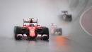 Pebalap Ferrari, Kimi Raikkonen, beraksi dalam guyuran hujan saat latihan bebas F1 GP AS di Circuit of The Americas di Austin, AS, Sabtu (24/10/2015). (Reuters/Adrees Latif)