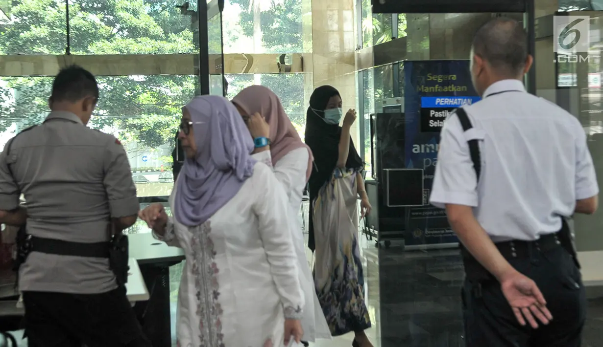 Sejumlah kerabat tahanan KPK saat tiba untuk membesuk hari pertama Idul Fitri 1438 H di Gedung KPK, Jakarta, Minggu (25/6). KPK menjadwalkan jam besuk selama 3 jam kepada keluarga tahanan korupsi KPK pada 25 dan 26 Juni 2017. (Liputan6.com/Yoppy Renato)