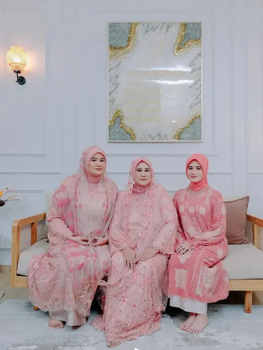 Tak ketinggalan, hijab segi empat dengan warna senada semakin melengkapi penampilannya yang anggun dan berkelas. [@tissabiani].