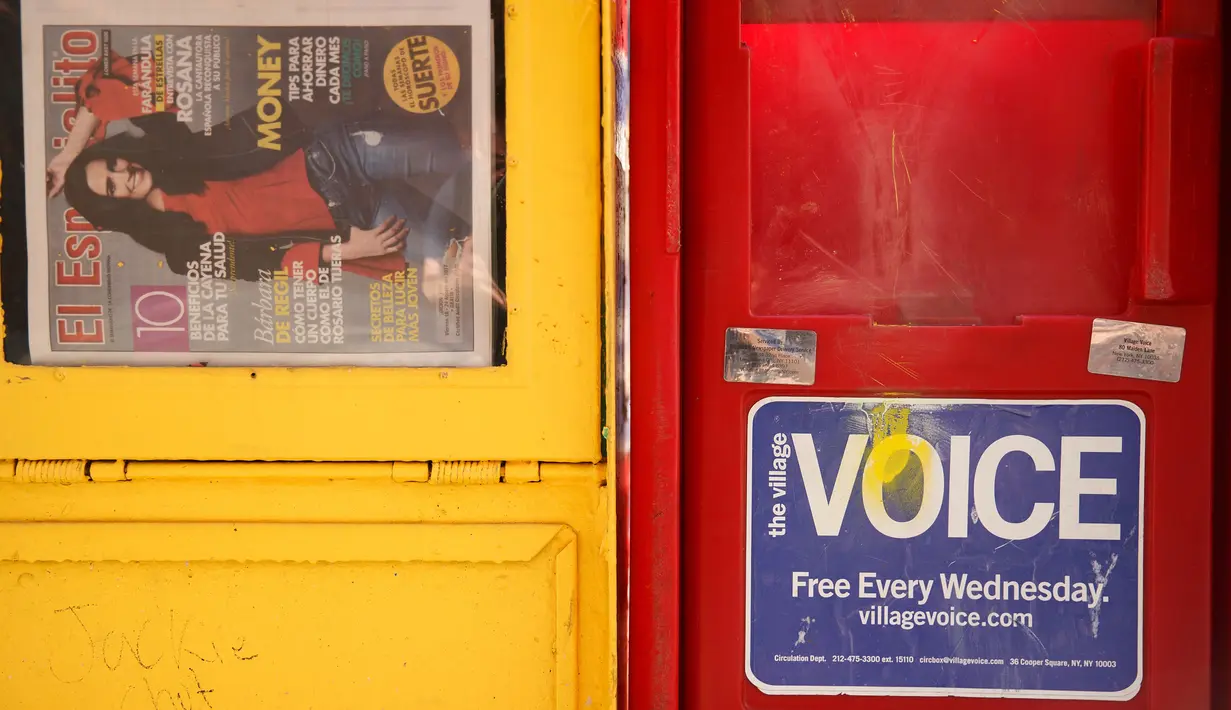 Sebuah kios surat kabar Village Voice terlihat di trotoar jalan di Manhattan, AS (22/8). Kini surat kabar Village Voice mengumumkan bahwa mereka tidak lagi menerbitkan edisi cetak. (Drew Angerer/Getty Images/AFP)